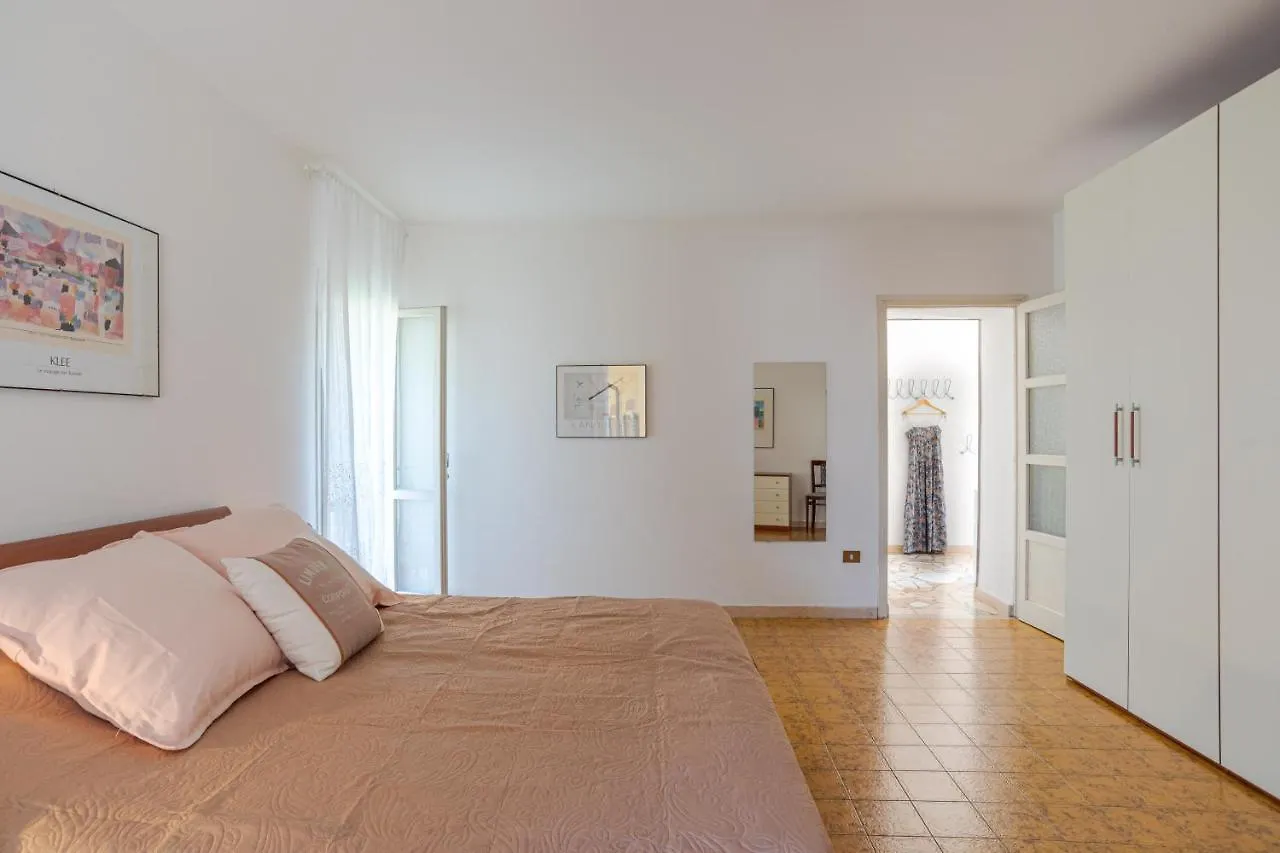 아파트 Roomy Apartament In Domaso With Small Balcony!