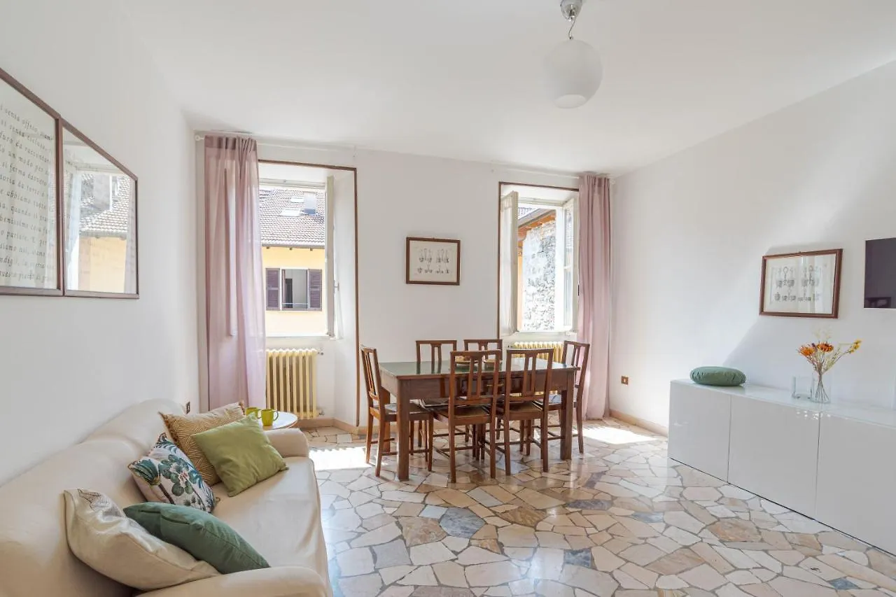 アパート Roomy Apartament In Domaso With Small Balcony!