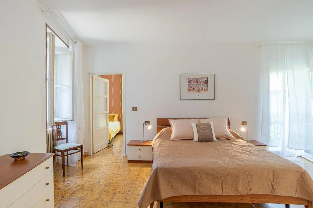 Roomy Apartament In Domaso With Small Balcony! アパート
