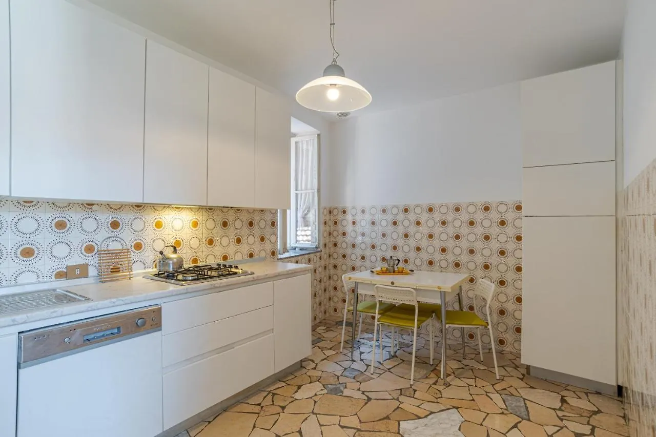 Roomy Apartament In Domaso With Small Balcony! アパート